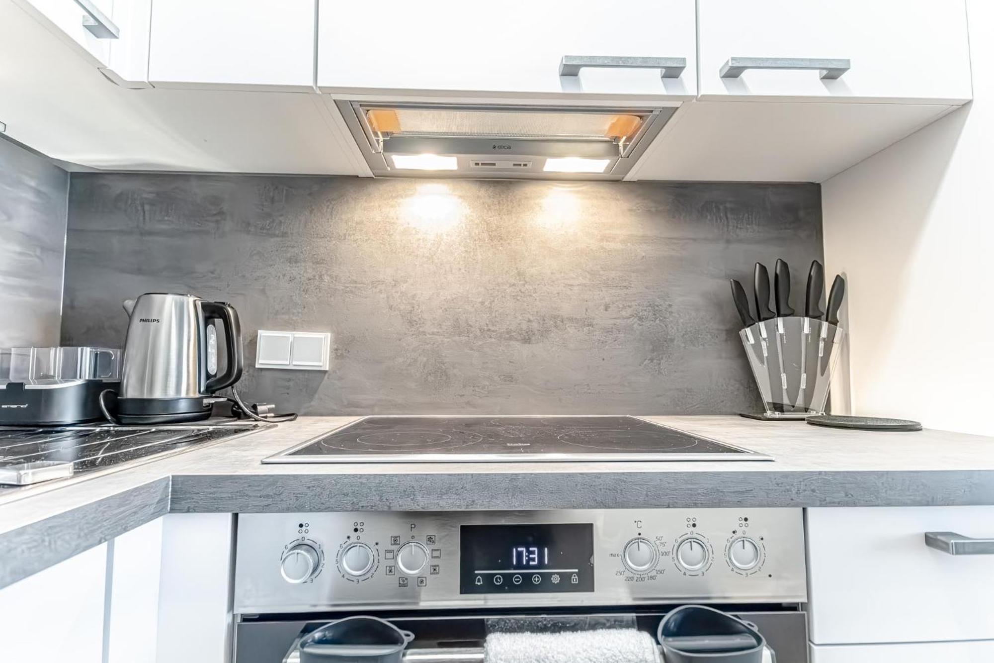 Apartamento Charming 1Br, Steps From Reumannplatz U1 Viena Exterior foto